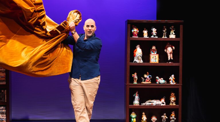 Dans un spectacle Off Broadway avec un seul « clown », un acteur s'attaque à la stigmatisation de la maladie mentale