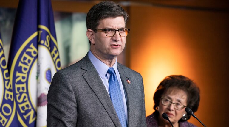 Des affiches d'otages arrachées du mur devant le bureau de Brad Schneider une semaine après que sa maison a été attaquée après minuit