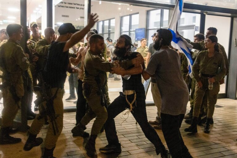 Des militants d'extrême droite israéliens ont pris d'assaut des bases militaires. Que s'est-il passé et pourquoi est-ce important ? Un message de notre rédactrice en chef Jodi Rudoren