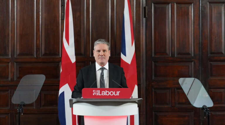 Keir Starmer, qui a donné la priorité à la lutte contre l'antisémitisme au sein du Parti travailliste, devrait diriger la Grande-Bretagne après une victoire écrasante