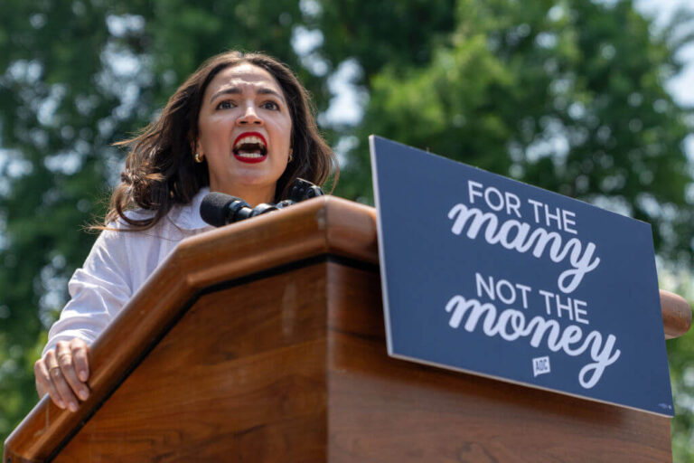 La représentante Alexandria Ocasio-Cortez perd le soutien des socialistes démocrates après avoir dénoncé l'antisémitisme