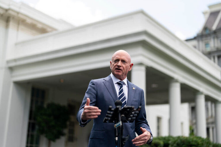 Le candidat potentiel au poste de vice-président, Mark Kelly, a des liens avec les juifs, en plus de Gabby Giffords, sa femme juive. Un message de notre rédactrice en chef Jodi Rudoren