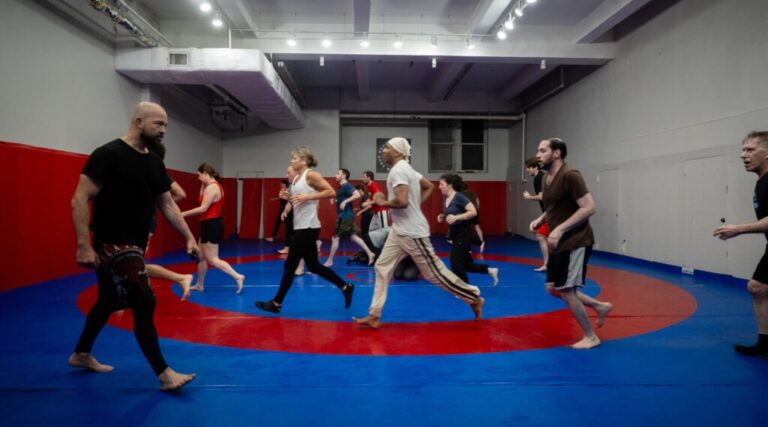 Les Juifs de New York, perturbés par la montée de l'antisémitisme et les manifestations bruyantes, ont recours au krav maga pour se défendre