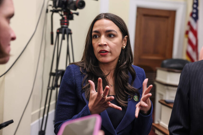 Les socialistes démocrates d'Amérique ont réprimandé Alexandria Ocasio-Cortez à propos du sionisme – et ont prouvé leur propre inutilité