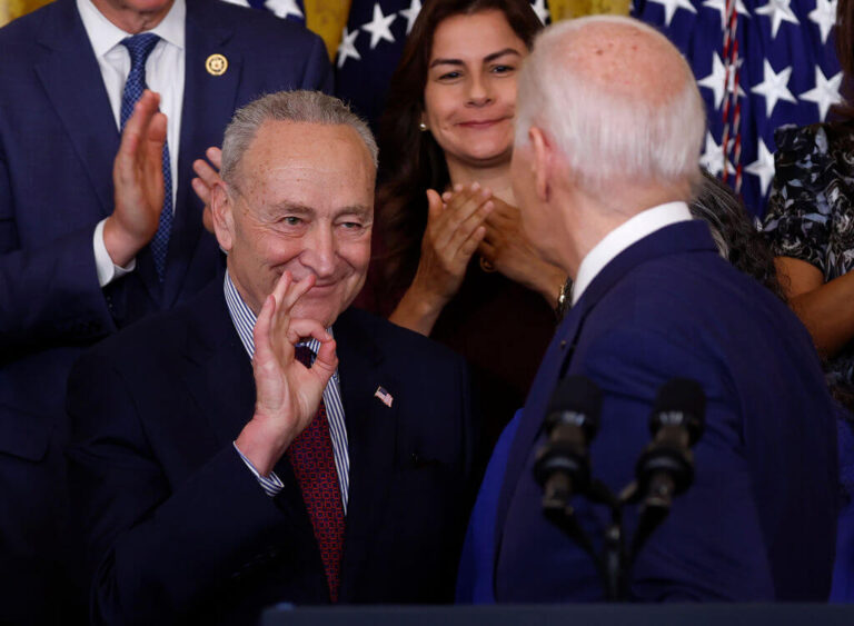 Rapport : le soutien de Schumer à Biden est en baisse