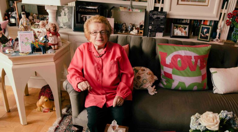 Ruth Westheimer, survivante de l'Holocauste qui prodiguait des conseils sexuels dignes de sa grand-mère sous le nom de « Dr Ruth », décède à 96 ans