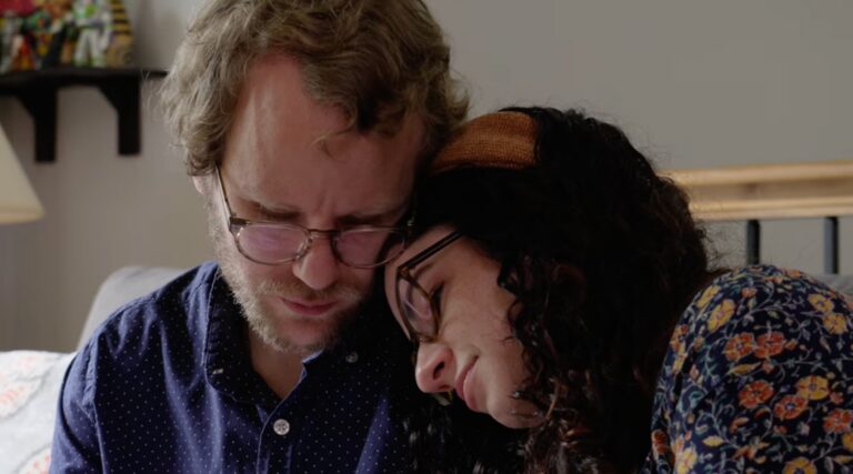 Un couple juif s'est vu interdire d'adopter un enfant par l'intermédiaire d'une agence chrétienne. Ils sont désormais le visage d'une campagne anti-Projet 2025.