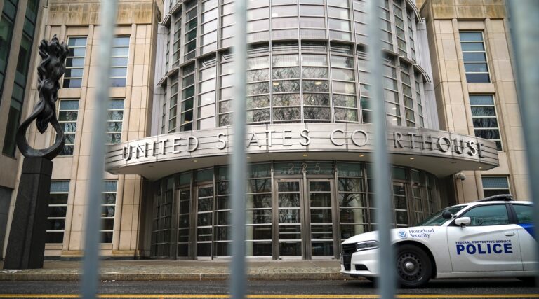 Un néo-nazi connu sous le nom de « Commandant Butcher » accusé d'avoir tenté d'empoisonner des enfants juifs à New York Un message de notre rédactrice en chef Jodi Rudoren