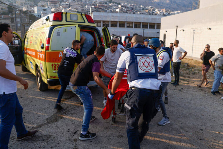 Une roquette lancée depuis le Liban tue 12 enfants et adolescents en Israël, laissant entrevoir une guerre plus large Un message de notre rédactrice en chef Jodi Rudoren