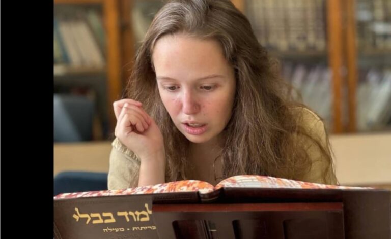 טשיקאַוועסן: 18־יאָריק מיידל פֿאַרענדיקט ש״ס אין צוויי מיט האַלב Lire Informations : Une jeune fille de 18 ans achève son apprentissage du Talmud en 2 ans et demi Un message du rédacteur en chef de Forverts, Rukhl Schaechter