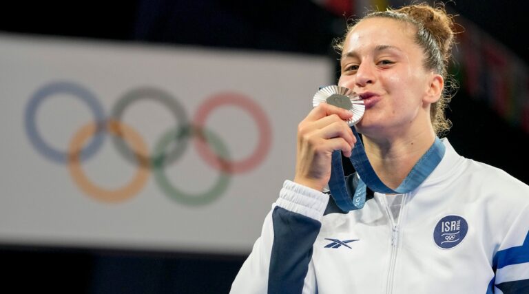La judoka israélienne Inbar Lanir vient de remporter une médaille à Paris et fait le buzz dans son pays pour son altruisme du 7 octobre. Un message de notre PDG et éditrice Rachel Fishman Feddersen