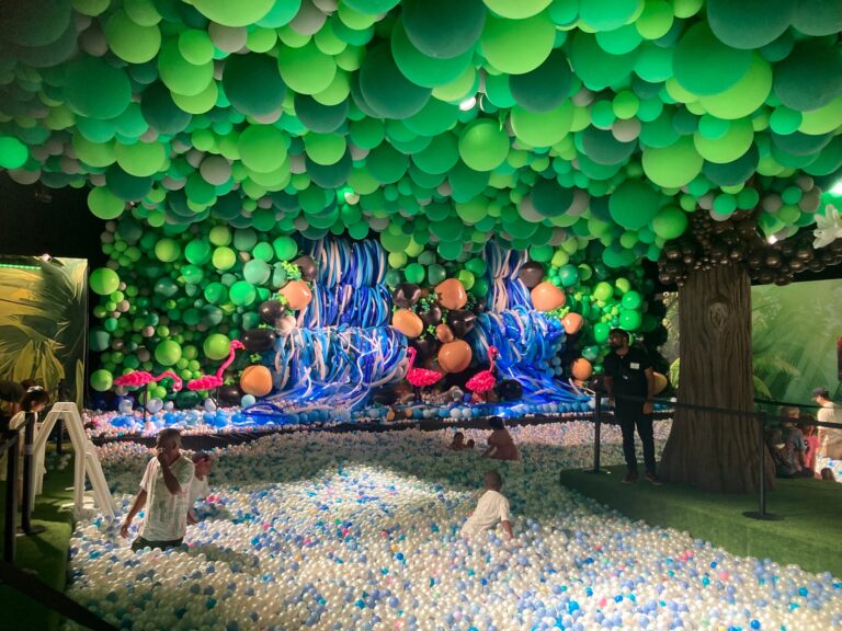 L'histoire israélienne derrière l'exposition Balloon Story à Park Avenue Armory