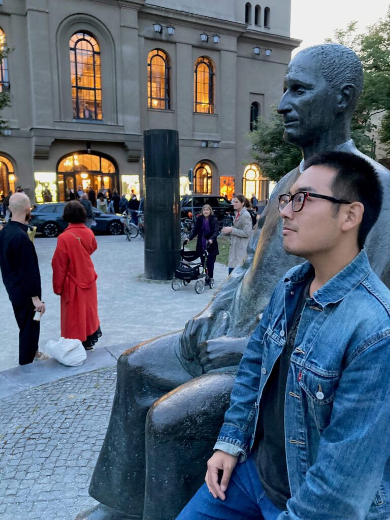 Au carrefour de Bertolt Brecht et de Bernie Sanders, un jeune dramaturge trouve sa place Un message de notre PDG et éditrice Rachel Fishman Feddersen