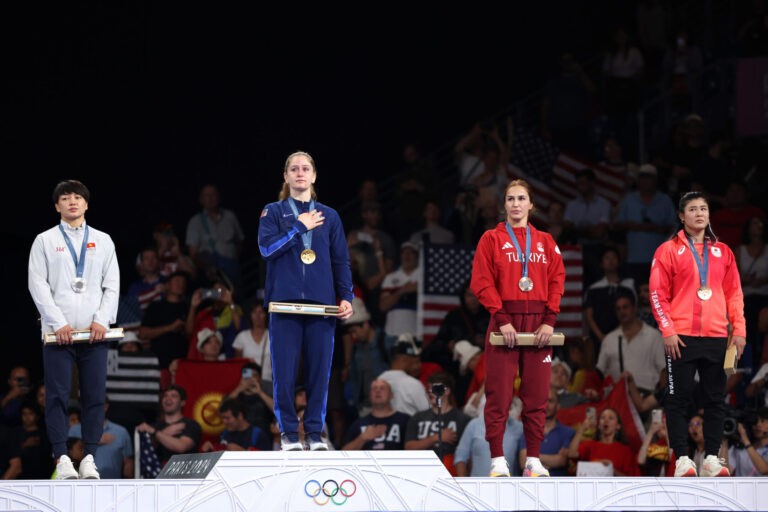 Le champion olympique de lutte juive Amit Elor condamne l'antisémitisme après avoir évité le sujet avant Paris Un message de notre PDG et éditrice Rachel Fishman Feddersen