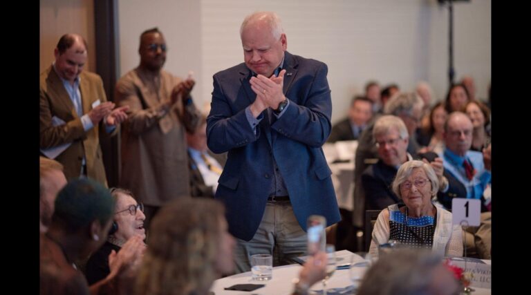 Les Juifs du Minnesota célèbrent l'entrée de leur « mensch » Le gouverneur Tim Walz sous les projecteurs nationaux Un message de notre PDG et éditrice Rachel Fishman Feddersen