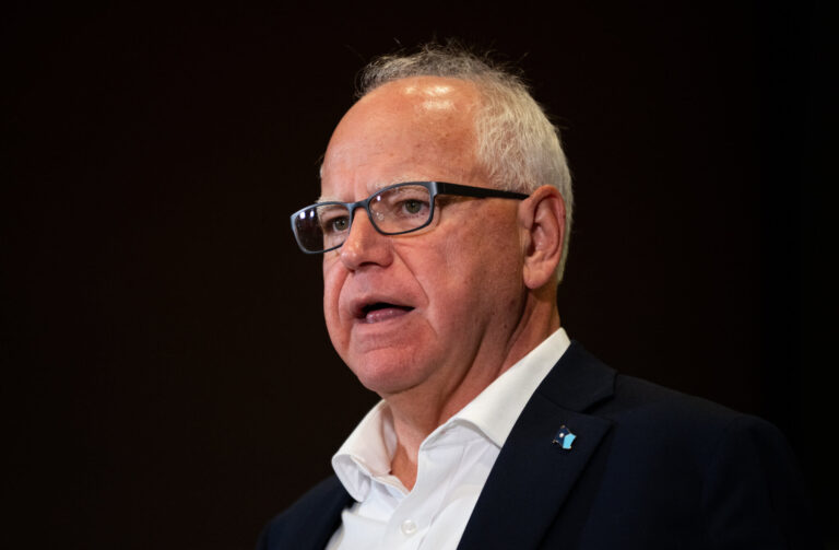 Pourquoi les Juifs américains devraient être ravis de voter pour Tim Walz Un message de notre PDG et éditrice Rachel Fishman Feddersen