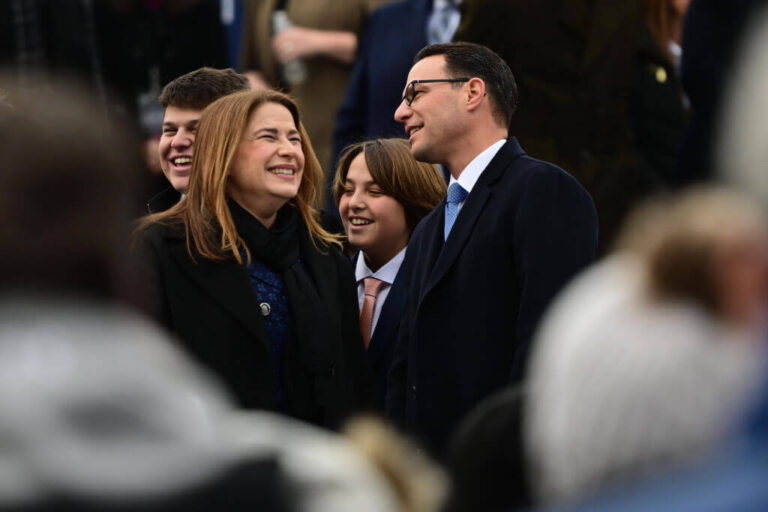 Rencontrez la potentielle première et deuxième famille juive d'Amérique : Josh Shapiro, Lori et leurs 4 enfants Un message de notre PDG et éditrice Rachel Fishman Feddersen