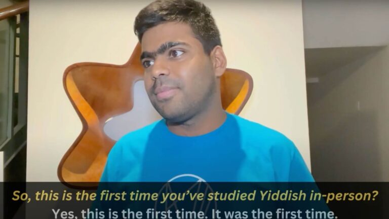 VIDÉO : Rencontrez des jeunes uniques qui ont étudié le yiddish cet été Un message de Rukhl Schaechter, rédactrice en chef de Forverts