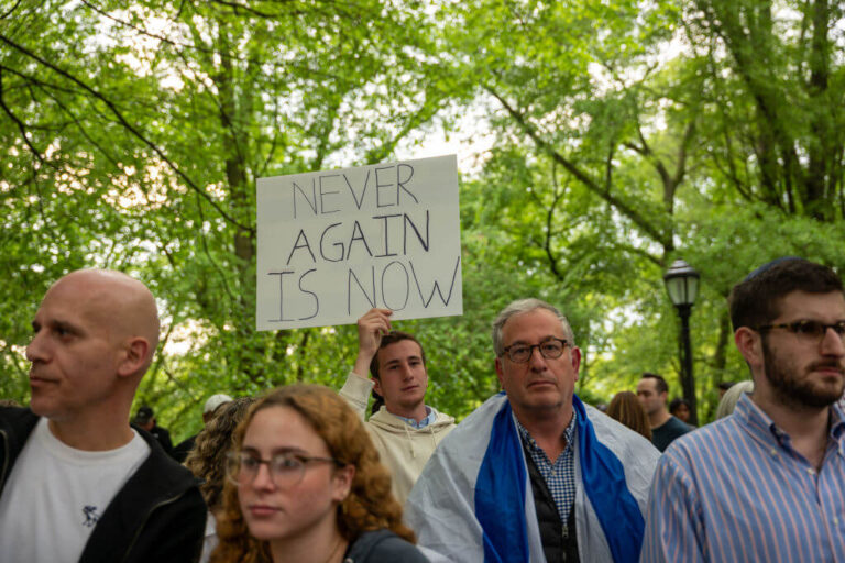 Tous les procureurs de district de New York s'engagent à poursuivre pleinement les crimes haineux dans un contexte de montée de l'antisémitisme Un message de notre PDG et éditrice Rachel Fishman Feddersen