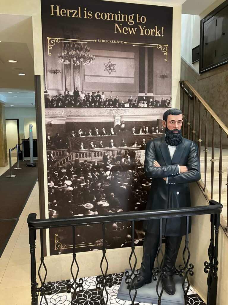 Un regard approfondi sur le véritable Theodor Herzl — et la véritable signification du sionisme Un message de notre PDG et éditrice Rachel Fishman Feddersen