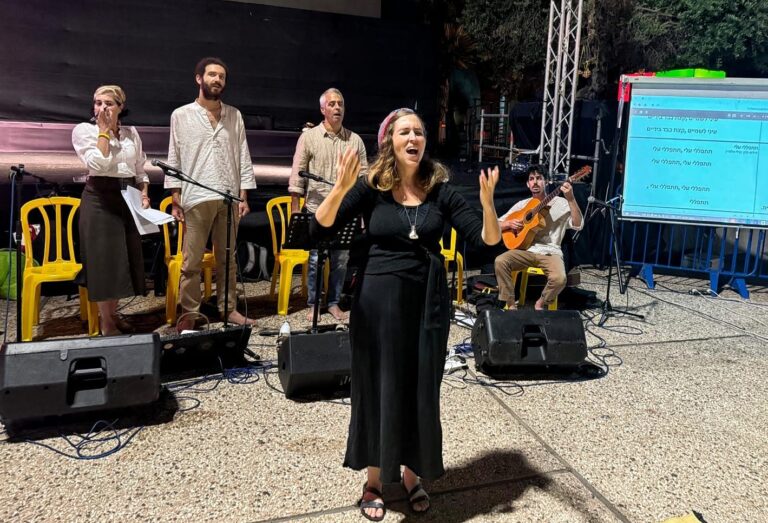 Depuis la place des otages, les prières des fêtes de fin d'année visent à transcender la politique divisée d'Israël Un message de notre PDG et éditrice Rachel Fishman Feddersen