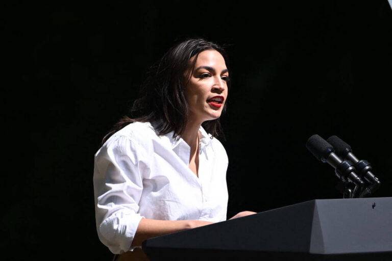 AOC : « L'antisémitisme est une atteinte à nos valeurs » Un message de notre PDG et éditrice Rachel Fishman Feddersen
