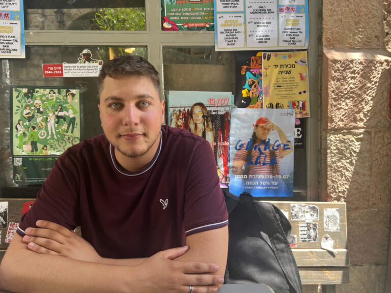 C'est un Israélien musulman qui était proche de Hersh Goldberg-Polin. Maintenant, il pleure son ami et cherche le changement. Un message de notre PDG et éditrice Rachel Fishman Feddersen