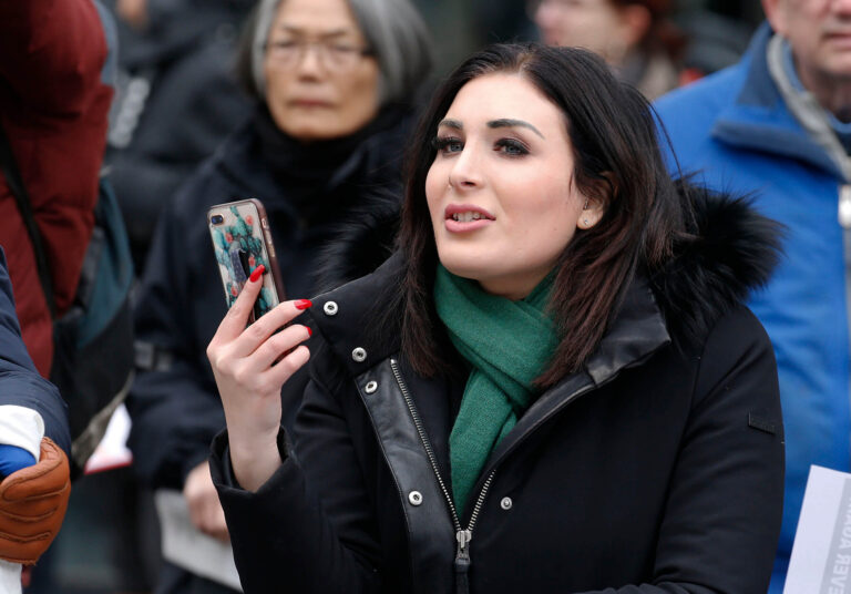 Comment Laura Loomer utilise sa judéité pour promouvoir ses opinions d'extrême droite et Trump Un message de notre PDG et éditrice Rachel Fishman Feddersen
