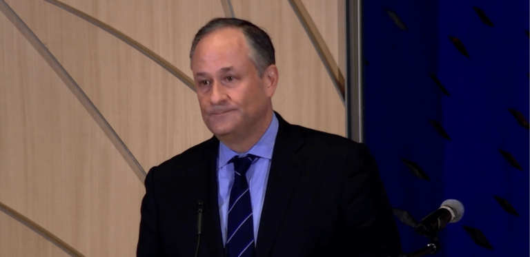 « En tant que Juif », Doug Emhoff pleure les otages tués par le Hamas Un message de notre PDG et éditrice Rachel Fishman Feddersen