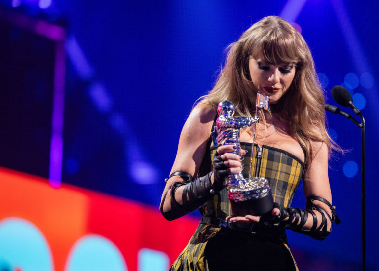 Euh, Taylor Swift portait-elle des tefillin aux VMA ? Un message de notre PDG et éditrice Rachel Fishman Feddersen