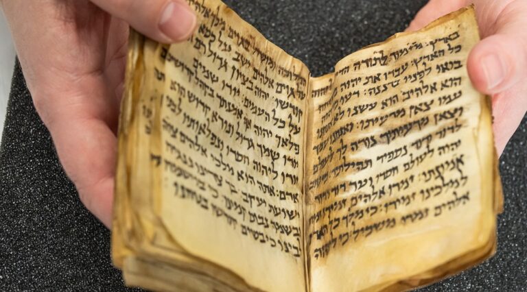 Le Musée de la Bible dévoile le « plus ancien livre juif du monde » dans une nouvelle exposition Un message de notre PDG et éditrice Rachel Fishman Feddersen