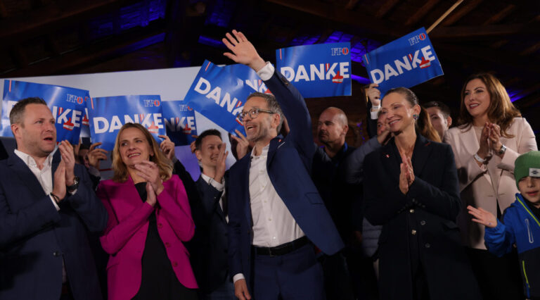 Le parti d'extrême droite fondé par d'anciens nazis remporte les élections autrichiennes Un message de notre PDG et éditrice Rachel Fishman Feddersen