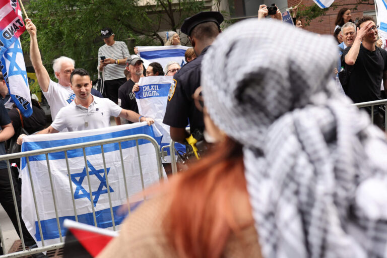 Les principaux groupes juifs veulent que les « sionistes » soient une classe protégée sur le campus Un message de notre PDG et éditrice Rachel Fishman Feddersen