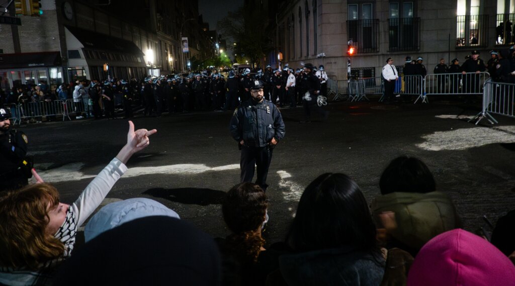 Un homme de 40 ans inculpé pour avoir brûlé le drapeau israélien lors d'une manifestation à l'Université de Columbia Un message de notre PDG et éditrice Rachel Fishman Feddersen