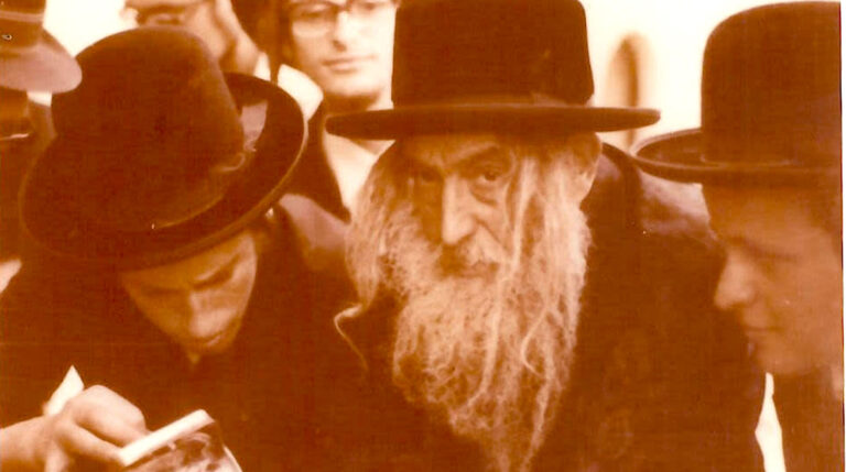דער ריבניצער רבי ז״ל, דער לעק Nitzer Rebbe z”l, le dernier tsadik hassidique d’Europe de l’Est Un message du rédacteur en chef de Forverts, Rukhl Schaechter