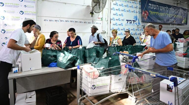 Alors qu'une nouvelle année juive commence, les 68 000 évacués d'Israël célèbrent séparément — et se demandent quand ils rentreront chez eux. Un message de notre PDG et éditrice Rachel Fishman Feddersen