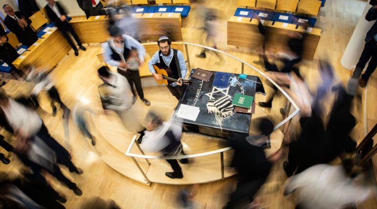 Danser silencieusement à Sim'hat Torah ? Une joyeuse fête juive est transformée en un triste anniversaire. Un message de notre PDG et éditrice Rachel Fishman Feddersen