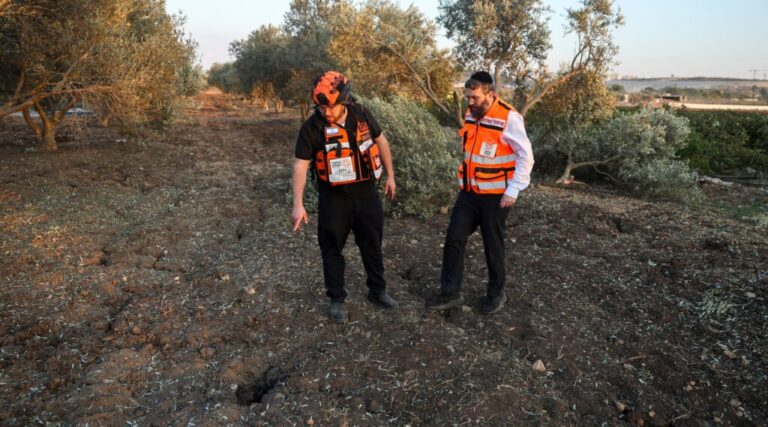 Les frappes du Hezbollah font 7 morts dans le nord d'Israël alors que les pourparlers de cessez-le-feu progressent. Un message de notre PDG et éditrice Rachel Fishman Feddersen