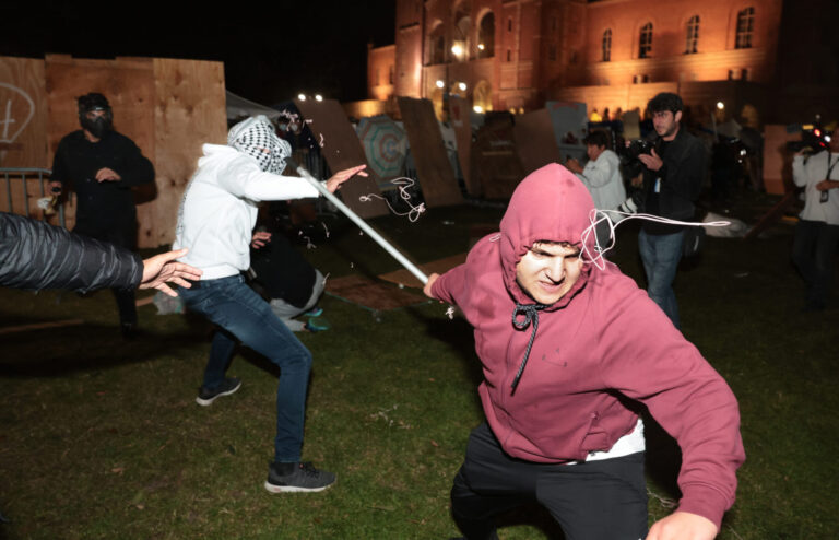 2 militants pro-israéliens arrêtés pour violences dans un campement de l'UCLA au printemps dernier Un message de notre PDG et éditrice Rachel Fishman Feddersen