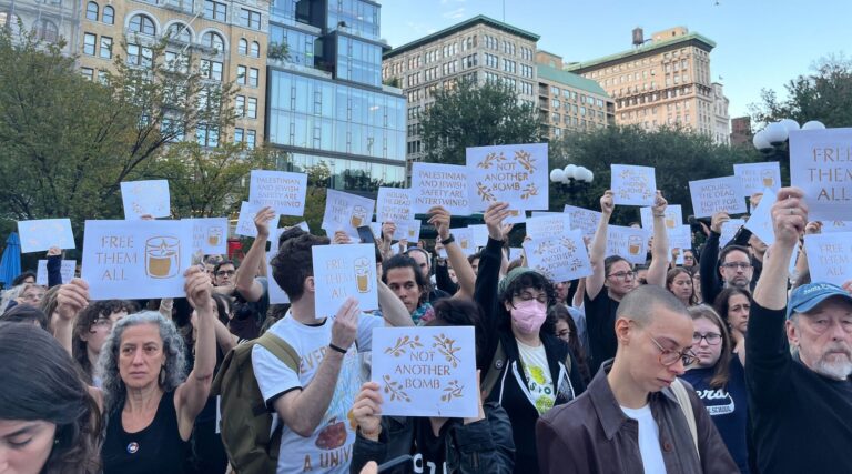 À New York, les Juifs se rassemblent – ​​et séparément – ​​pour prier et protester à l'occasion du premier anniversaire du 7 octobre. Un message de notre PDG et éditrice Rachel Fishman Feddersen