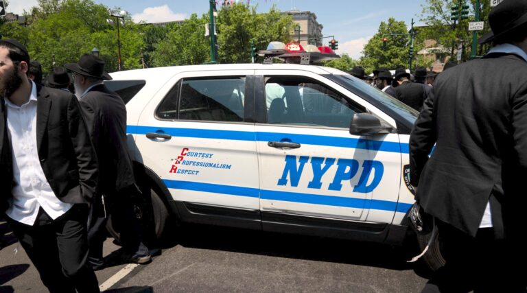 À la veille des élections, les groupes de sécurité juifs surveillent les théories du complot, les sites de vote juifs et les ingérences étrangères. Un message de notre PDG et éditrice Rachel Fishman Feddersen