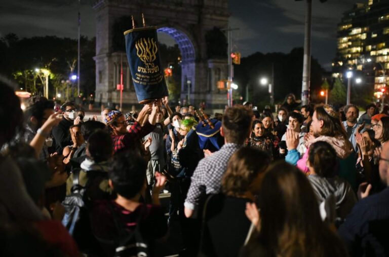 Après une année qui a divisé de nombreux Juifs, une tradition de convivialité Simchat Torah reprend à Brooklyn. Un message de notre PDG et éditrice Rachel Fishman Feddersen