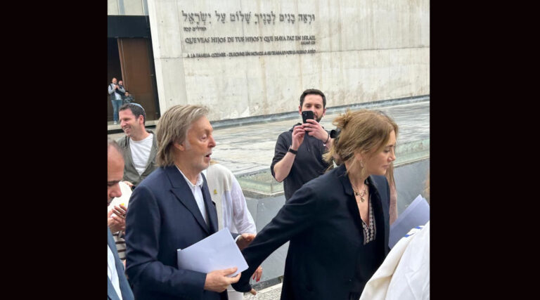 En tournée en Amérique du Sud, Paul McCartney assiste aux services de Yom Kippour à Santiago, au Chili Un message de notre PDG et éditrice Rachel Fishman Feddersen