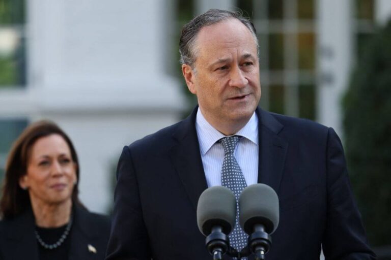 Exclusif | « Il y a un incendie dans ce pays » : dans un discours majeur, Emhoff mettra en garde contre la menace de Trump envers les Juifs américains. Un message de notre PDG et éditrice Rachel Fishman Feddersen