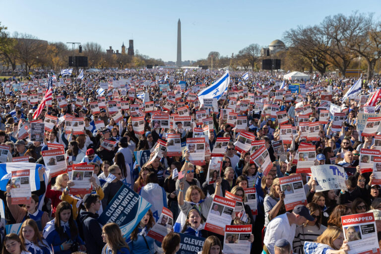 Le 7 octobre a changé Israël. Un an plus tard, cela doit aussi changer les Juifs américains. Un message de notre PDG et éditrice Rachel Fishman Feddersen
