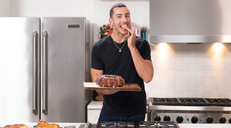 Le chef juif Jake Cohen, nouvellement célibataire, apporte son style de divertissement facile à la télévision. Un message de notre PDG et éditrice Rachel Fishman Feddersen