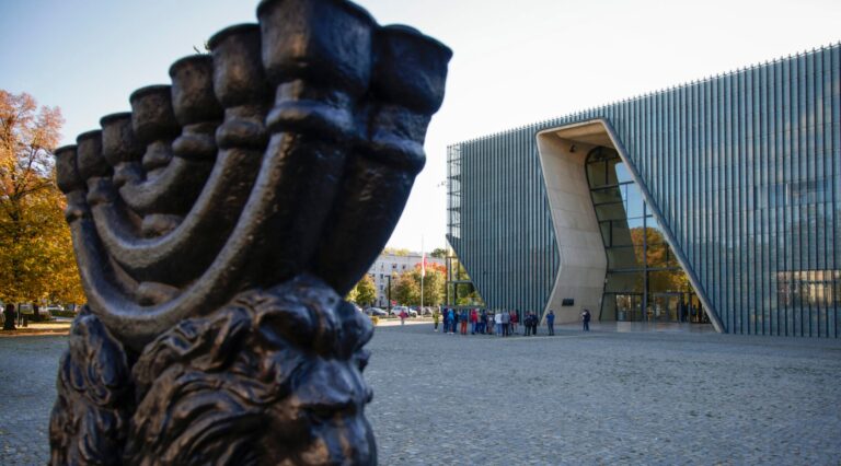 Le musée juif de Pologne fête sa première décennie, rendue tumultueuse par la politique. Un message de notre PDG et éditrice Rachel Fishman Feddersen