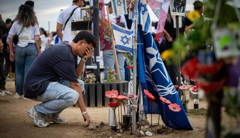 Lors des cérémonies commémoratives du 7 octobre à travers Israël, le chagrin brûlant et les tensions politiques sont pleinement visibles. Un message de notre PDG et éditrice Rachel Fishman Feddersen