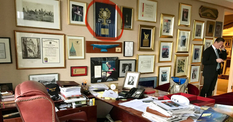 Pourquoi y a-t-il une plaque en hébreu dans le bureau de Trump dans le film « L'Apprenti » et que dit-elle ? Un message de notre PDG et éditrice Rachel Fishman Feddersen