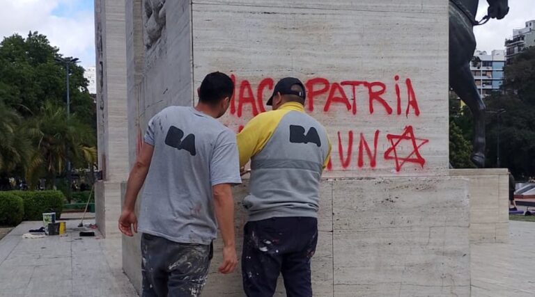 "Servez la nation, tuez un juif" graffiti écrit sur un monument important de Buenos Aires Un message de notre PDG et éditrice Rachel Fishman Feddersen